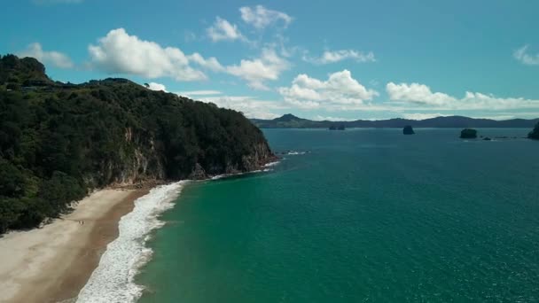 Drone Exhibición Aérea Cinematográfica Cathedral Cove Nueva Zelanda — Vídeos de Stock