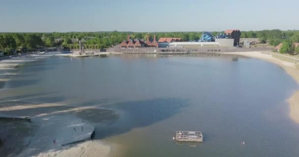 オランダのノイトゲダハトにあるHof Van Saksenリゾートに近づくドローンの空中ビュー — ストック動画