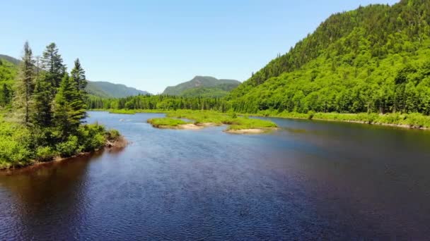 Řeka Protékající Národním Parkem Jacques Cartier Quebecu — Stock video