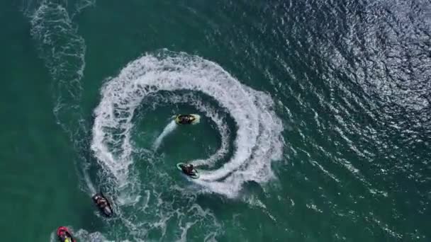 在澳大利亚新南威尔士州的一个叫Jetski Jetskiers的滑雪者在水里骑车 离开了蓝色的海 — 图库视频影像