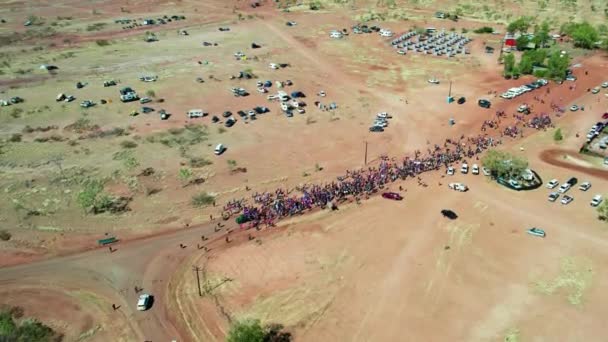 自由の日フェスティバルの開始時に群衆の空中ビューは オーストラリア北部準州のKalkaringiのリモートコミュニティで行進します 2022年8月26日 — ストック動画