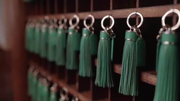 Stojan Klíče Hotelu Mahagonu Zelenými Střapci Připevněnými Každému Klíči — Stock video
