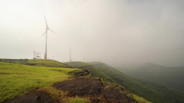 Moln Och Dimma Passerar Genom Vindkraftverk Toppen Bergskedjan Sahyadri Indien — Stockvideo