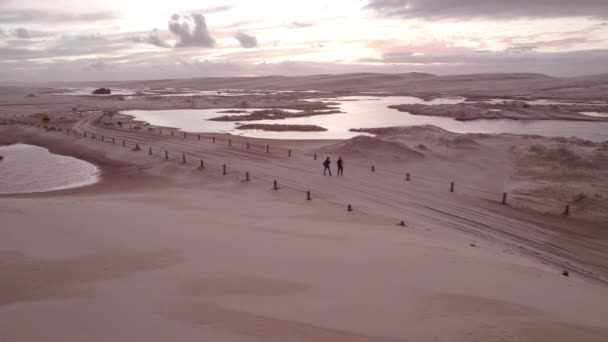 사람들은 스탁턴 해변의 뉴사우스웨일스주에 트랙에서 걷는다 — 비디오