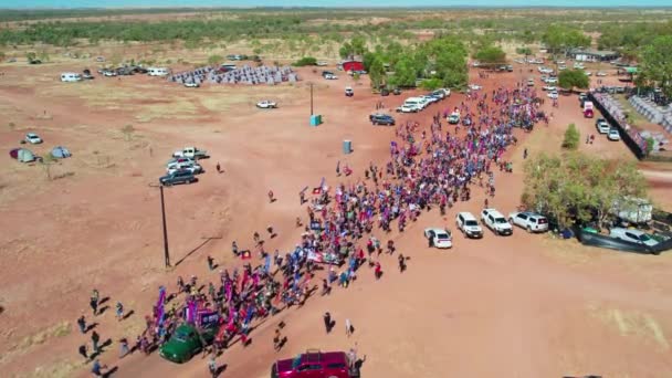 Vista Aérea Início Marcha Festival Dia Liberdade Remota Comunidade Kalkaringi — Vídeo de Stock