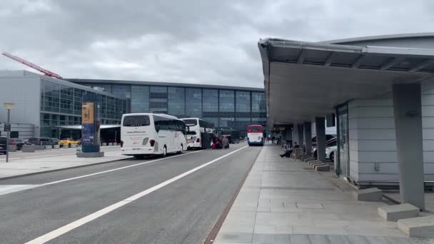 Buszpályaudvar Előtt Kastrup Repülőtér Terminál Koppenhágában Dánia — Stock videók