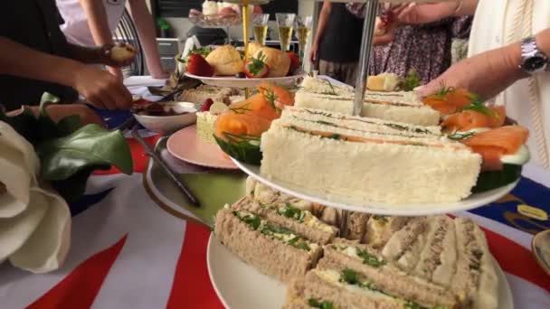 Högt Ägg Och Salladssmörgåsar Scones Kakor Laxkanapéer Patriotiska — Stockvideo