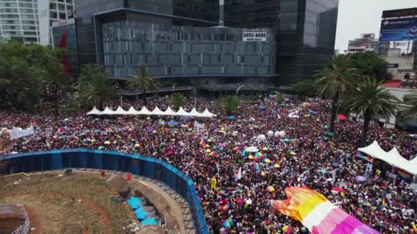 空中的景色俯瞰着在墨西哥城举行的同志骄傲游行中成吨的聚会 不断上升的无人驾驶飞机射击 — 图库视频影像