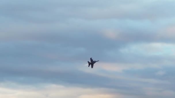 18ホーネット戦闘機高層ビル近くのリバーファイア2022のためにブリスベンを飛ぶジェット — ストック動画