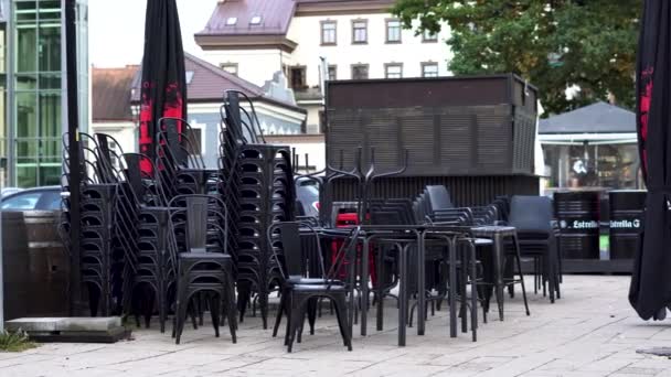 Cadeiras Restaurante Empilhadas Devido Corona Barra Fechada — Vídeo de Stock