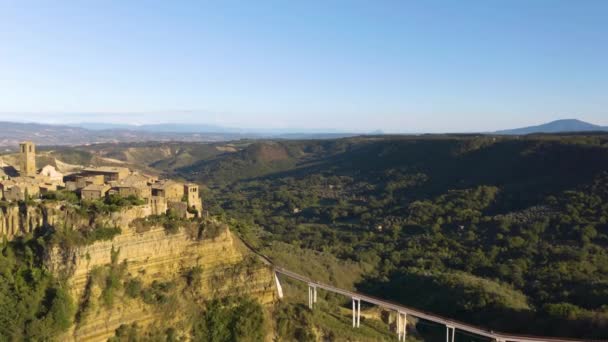素晴らしい空中ドローンショットは イタリアのラツィオ州の丘の上の村シビタ バグノレッジョを明らかにします — ストック動画