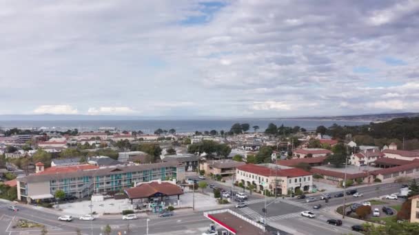 Bred Stigande Luftskott Tittar Över Monterey Bay Från Centrala Monterey — Stockvideo