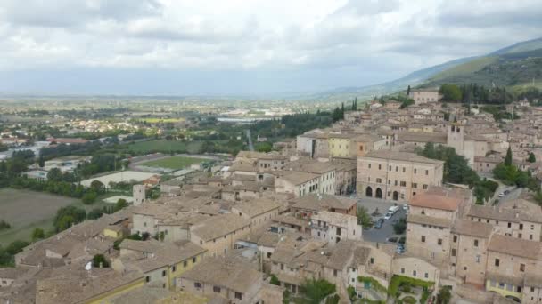 Aerial Pullback Svela Spello Italia Giorno Nuvoloso Autunno — Video Stock