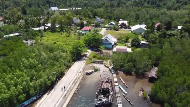 村の小屋のドローン空中撮影主な町の家ボートドック旅行観光道路Siberut Menawai島スマトラ島インドネシアアジア4K — ストック動画