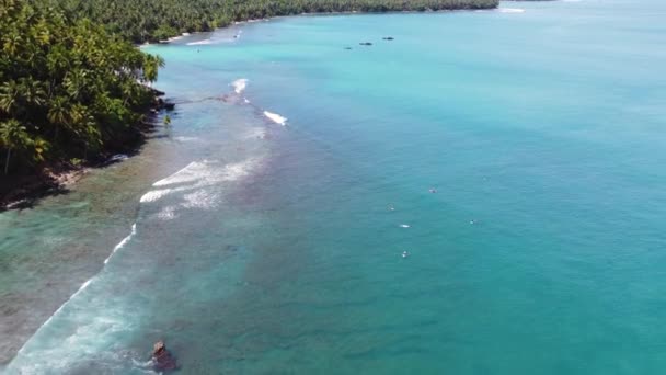 Drone Toma Aérea Canal Entrada Arrecife Rocoso Océano Claro Hermosos — Vídeos de Stock