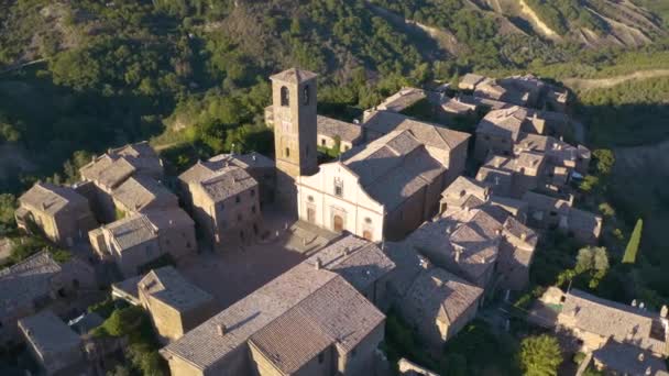 Aerial Orbiting Shot Main Piazza Civita Bagnoregio Atardecer — Vídeos de Stock