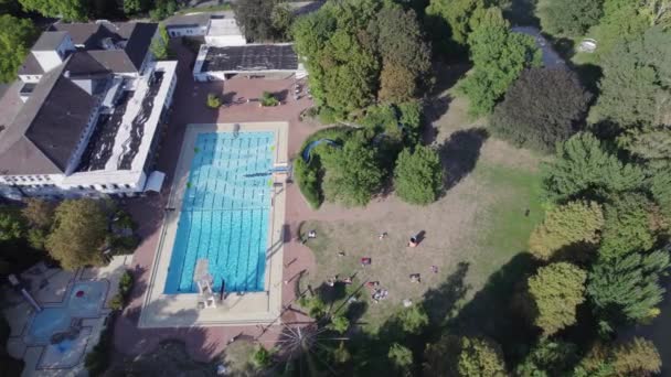 Veřejný Venkovní Bazén Braunschweigu Německo Lidé Letním Vedru Ochladí Dron — Stock video