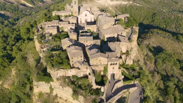 クラシック中世の丘の上の村の空中ビューのトップダウン シヴィタ Bagnoregio — ストック動画