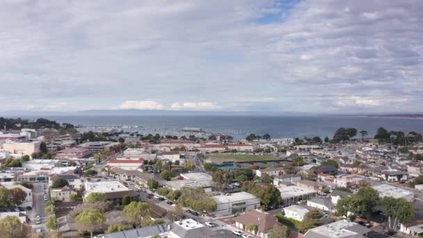 Aerial Bred Panorering Skott Monterey Bay Från Centrum Monterey Kalifornien — Stockvideo