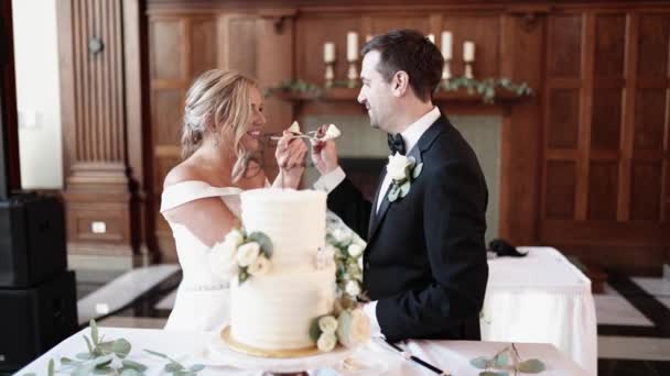 Menyasszony Vőlegény Etetik Egymást Esküvői Torta — Stock videók
