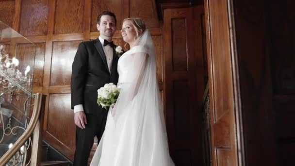 Жених Невеста Позируют Лестнице Историческом Здании — стоковое видео