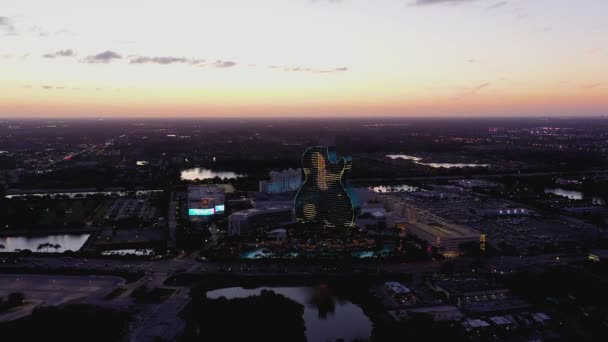 Vista Aérea Hacia Iluminado Seminole Hard Rock Hotel Casino Hollywood — Vídeos de Stock