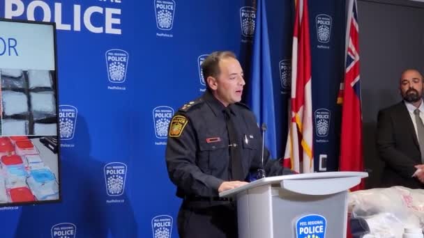 Αστυνομικός Μιλάει Συνέντευξη Τύπου Ανακοινώνοντας Σύλληψη Παράνομων Ναρκωτικών Ξεφλουδίστε Missauga — Αρχείο Βίντεο