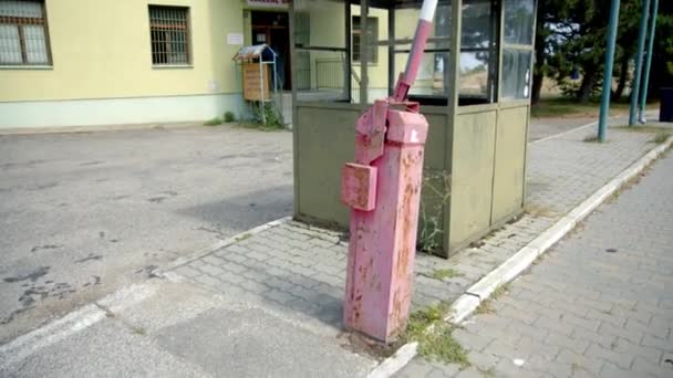 Barrièrepoort Leeg Wachthuis Oude Sovjet Grenspost Tussen Oostenrijk Tsjechië Kantelschot — Stockvideo