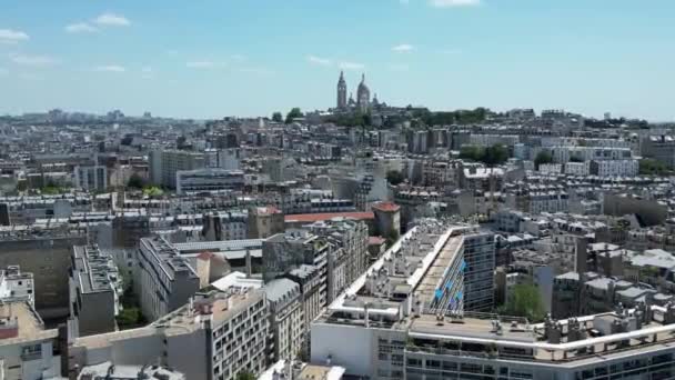 モンマルトルやサクレ クールや聖心大聖堂を背景にパリの町の中心部 空中ドローンビュー — ストック動画