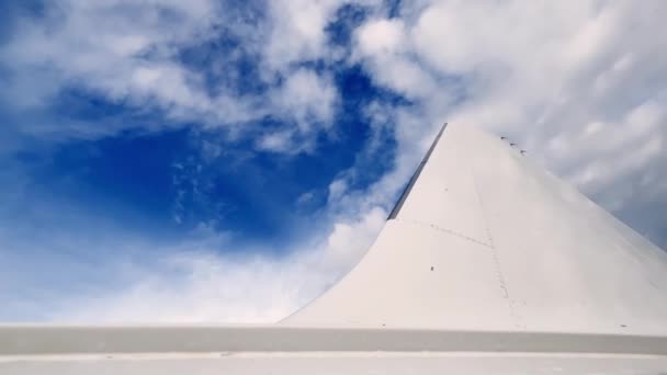 Vista Panorâmica Baixo Ângulo Incomum Cauda Avião Superfície Fuselagem Branca — Vídeo de Stock