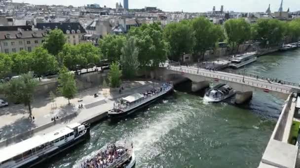 Туристические Лодки Плывущие Реке Сена Проходящие Мостом Архиепископа Пон Арчев — стоковое видео