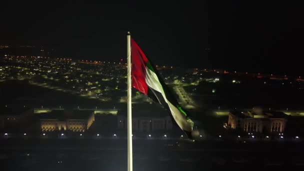 Flygfoto Över Flaggan Förenade Arabemiraten Viftar Luften Den Nationella Symbolen — Stockvideo