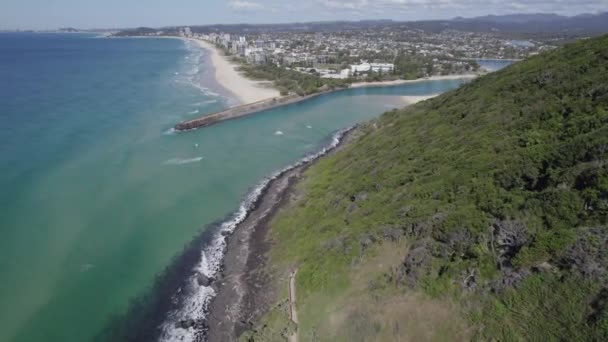 Flyover Burleigh Dirige Sulla Gold Coast Con Pristine Tallebudgera Creek — Video Stock