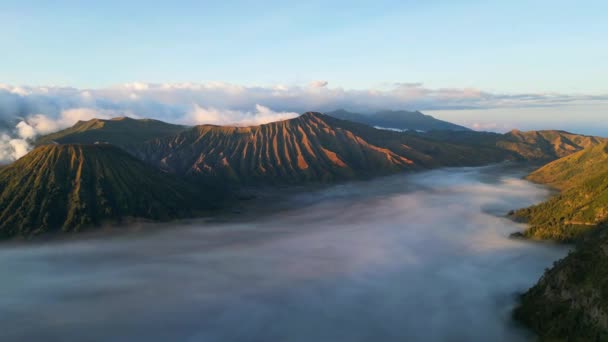 Wczesnym Rankiem Wschód Słońca Nad Mount Bromo Okryty Mgłą — Wideo stockowe