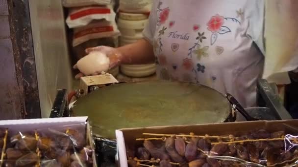 Felvételek Egy Nőről Aki Hagyományos Marokkói Palacsintát Süt — Stock videók