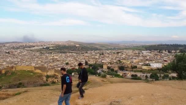 Filmagem Dois Homens Caminhando Com Velha Medina Fez Fes Bali — Vídeo de Stock