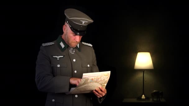 Oficial Alemão Exército Wehrmacht Lendo Mapa Uma Sala Escura Com — Vídeo de Stock