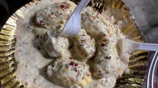 Man Holding Two Forks Platter Afghani Momo Creamy White Sauce — Stock Video