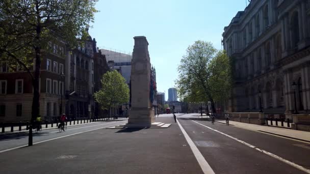 Coronavirus Lockdown Een Paar Fietsers Rijden Rond Lunchtijd Langs Cenotaph — Stockvideo