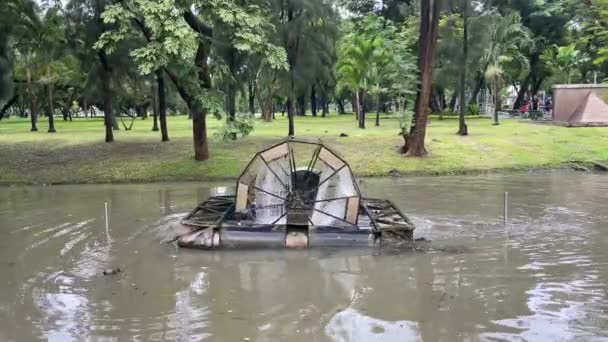 Koło Turbiny Natleniającej Wody Jeziora Lumpini Park Bangkok Tajlandia — Wideo stockowe