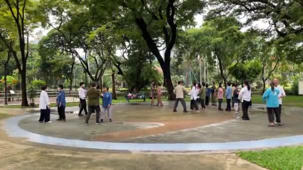 Μια Ομάδα Ανθρώπων Που Ασκούν Taichi Στο Lumpini Park Μπανγκόκ — Αρχείο Βίντεο