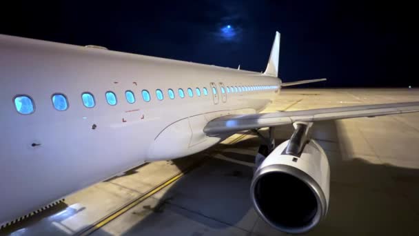 Vedere Neobișnuită Timp Noapte Avionului Parcat Aeroport Corp Alb Care — Videoclip de stoc