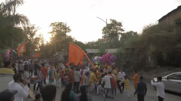 Hinduscy Wielbiciele Goszczący Religijną Flagę Szafranową Podczas Procesji Religijnej Ram — Wideo stockowe