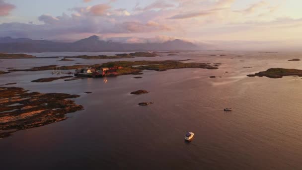 Atlanterhavsveien Giden Balıkçı Teknelerinin Üzerindeki Hava Manzarası Norveç Dramatik Bir — Stok video