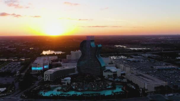 美国佛罗里达州阳光明媚的夜晚 夏威夷硬岩酒店和赌场 空中风景 — 图库视频影像