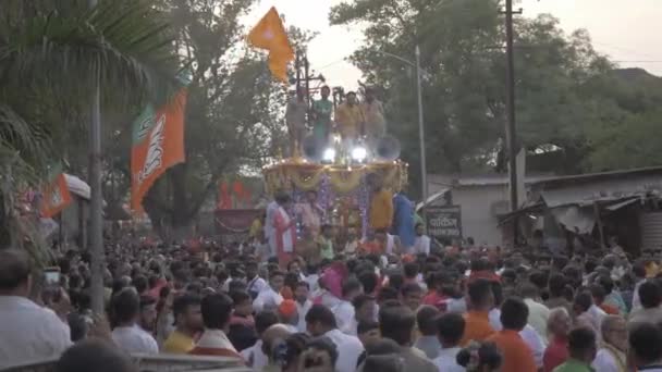 数百名信徒参加了Ram Rath游行 游行从Kalaram Mandir出发 在晚上庆祝神圣的Ram Navmi节 — 图库视频影像