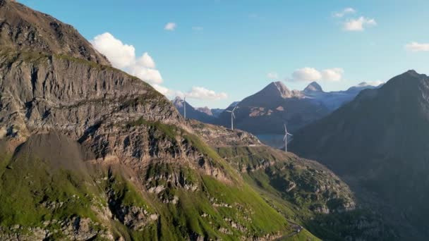 Ανεμογεννήτριες Στριφογύριζαν Στα Βουνά Πίσω Του Είναι Μια Λίμνη Εναλλακτική — Αρχείο Βίντεο