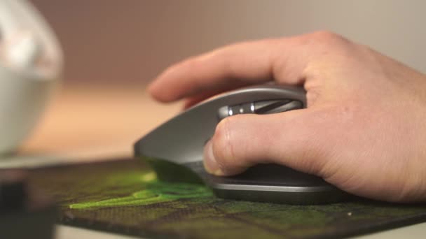 コンピュータ用のゲーム用マウスホイールを激しくスクロールする手のクローズアップマクロのようなビュー — ストック動画