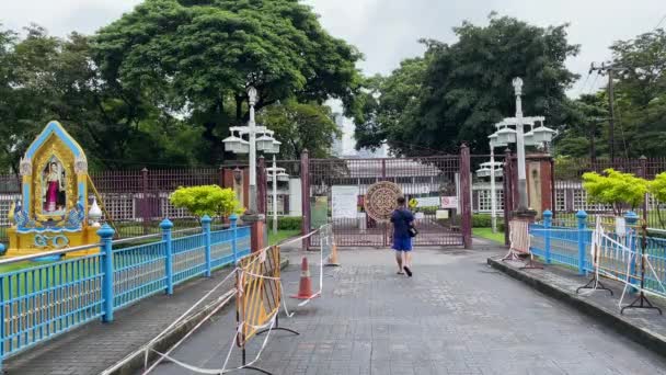 在泰国曼谷 一名男子正走向菲尼尼公园的入口 — 图库视频影像