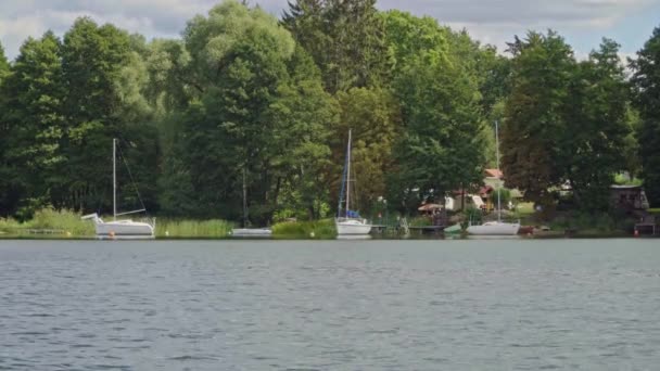 湖に係留ヨット大規模な水の流れによって移動 — ストック動画